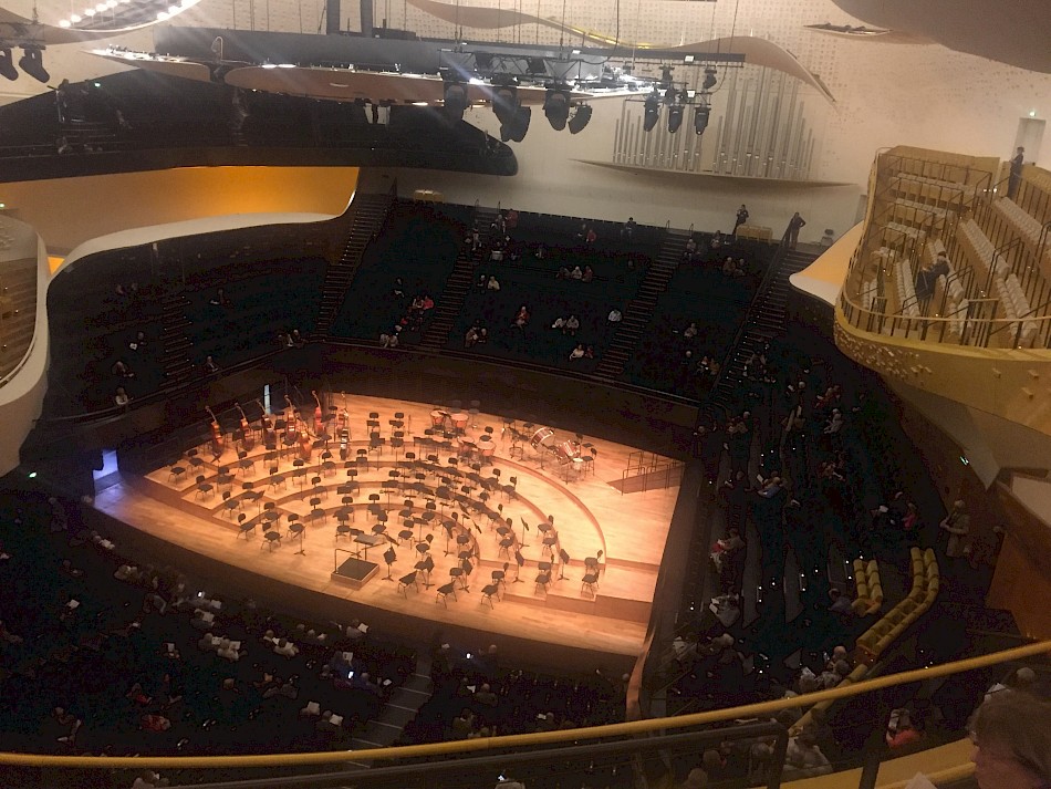 Die Bühne der Philharmonie de Paris, bevor Berlioz' Symphonie Fantastique aufgeführt wurde.